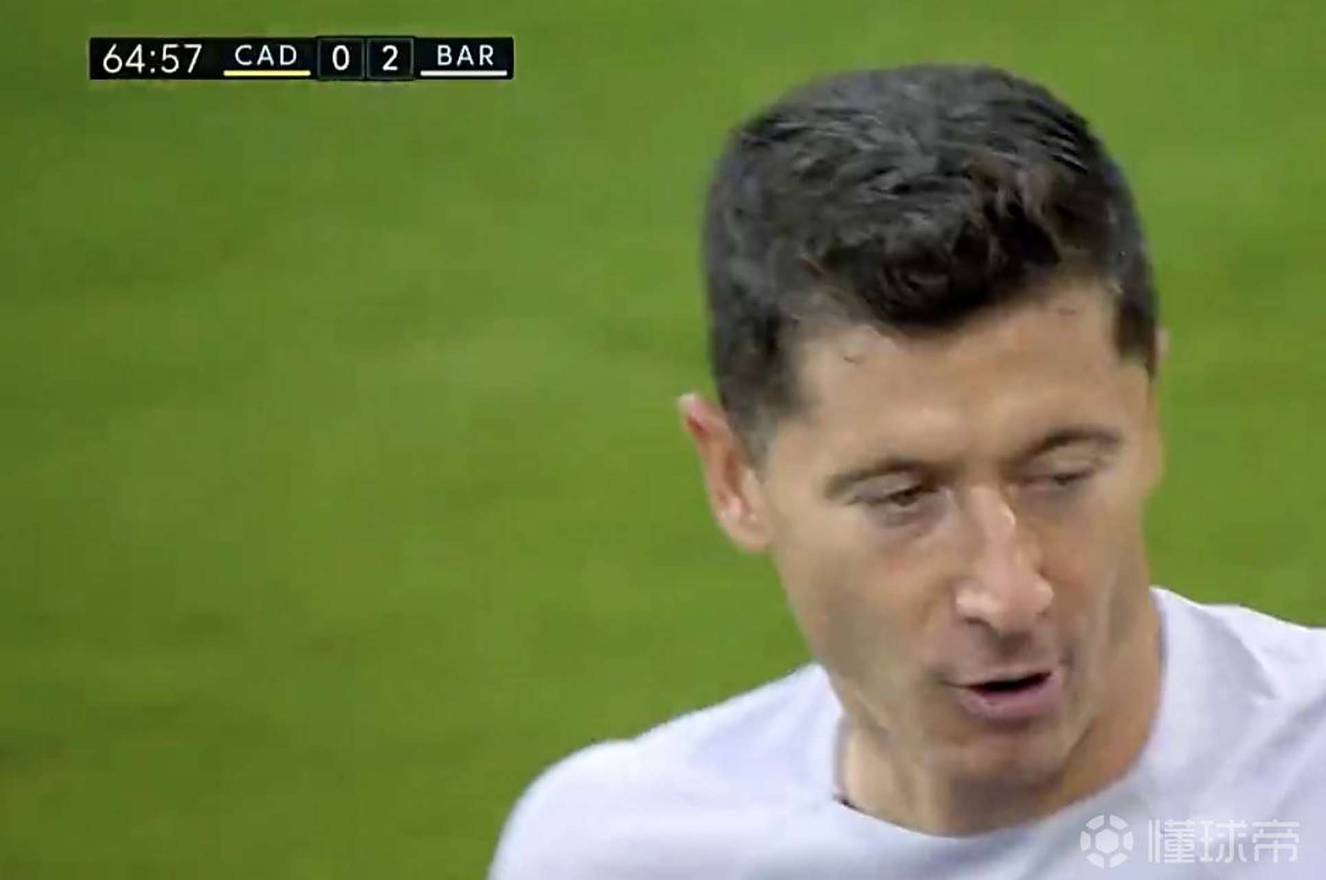 关于比赛局势复杂引发热议！，莱万多夫斯基在巴塞罗那比赛中表现优异全场沸腾不已的信息